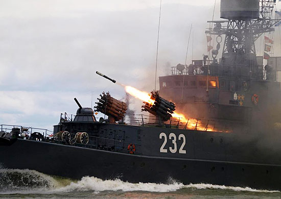 Группа кораблей Балтийского флота отразила воздушное нападение условного противника